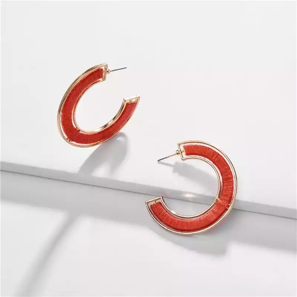 2/$35🖤 Anthropologie Red Embroidered Weave Gold Plated C Hoop Earrings D3 - Picture 7 of 7